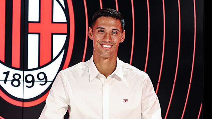 Tijjani Reijnders Tijjani Reijnders resmi gabung AC Milan