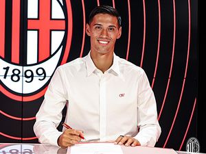 Tijjani Reijnders Dulu Tolak WNI, Kini Jadi Pemain AC Milan Tijjani Reijnders Dulu Tolak WNI, Kini Jadi Pemain AC Milan