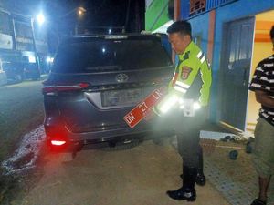 Pakai Pelat Merah Palsu, Honorer Pelabuhan Siwa Pemilik Solar Ilegal Ditilang Pakai Pelat Merah Palsu, Honorer Pelabuhan Siwa Pemilik Solar Ilegal Ditilang