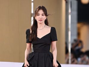 Adu Gaya Song Hye Kyo, Bae Suzy, dan 8 Artis Korea di Blue Dragon Awards Adu Gaya Song Hye Kyo, Bae Suzy, dan 8 Artis Korea di Blue Dragon Awards