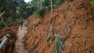 Akses Wisata Gunung Padang Tertimbun Longsor, Warga Bantu Bersihkan