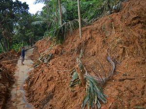 Akses Wisata Gunung Padang Tertimbun Longsor, Warga Bantu Bersihkan Akses Wisata Gunung Padang Tertimbun Longsor, Warga Bantu Bersihkan