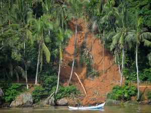 Penampakan Akses Wisata Gunung Padang Tertimbun Longsor