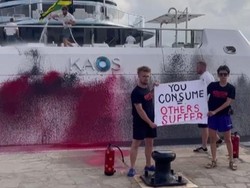 Saat Aktivis Lingkungan Corat-coret Kapal Pesiar-Jet Pribadi Miliarder!