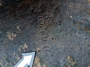 Kata Pakar soal Jejak Telapak Tangan dan Aksara Kuno di Batu Gajah