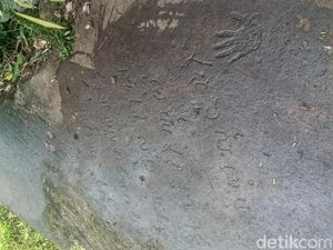 Ditemukan Batu Misterius Terpahat Aksara Kuno di Sukabumi Ditemukan Batu Misterius Terpahat Aksara Kuno di Sukabumi