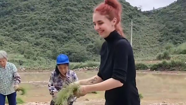 8 Potret Bule Italia Dinikahi Anak Petani, Pesonanya Saat Menanam Padi Viral