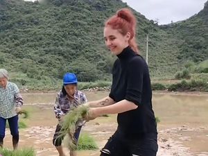 8 Potret Bule Italia Dinikahi Anak Petani, Pesonanya Saat Menanam Padi Viral 8 Potret Bule Italia Dinikahi Anak Petani, Pesonanya Saat Menanam Padi Viral