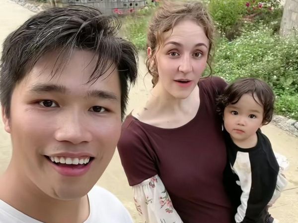 10 Potret Kebahagiaan Bule Kaya Dinikahi Anak Petani yang Kini Ikut Bertani