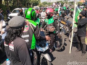 Duh! Sweeping Ojol Tak Ikut Demo di Surabaya Malah Bikin Jalan Tambah Macet Duh! Sweeping Ojol Tak Ikut Demo di Surabaya Malah Bikin Jalan Tambah Macet
