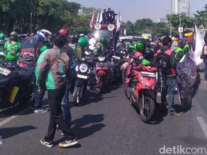 950 Personel Gabungan Diterjunkan Amankan Demo Ojol di Surabaya 950 Personel Gabungan Diterjunkan Amankan Demo Ojol di Surabaya