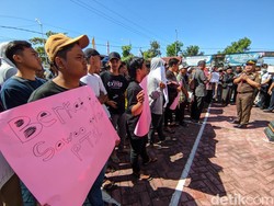 Puluhan Warga Datangi Kejari Ponorogo Tanyakan Kasus Pungli Segel Tanah