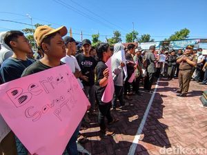Puluhan Warga Datangi Kejari Ponorogo Tanyakan Kasus Pungli Segel Tanah Puluhan Warga Datangi Kejari Ponorogo Tanyakan Kasus Pungli Segel Tanah