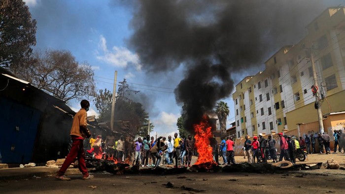 Demo Tolak Kenaikan Pajak di Kenya Semakin Mencekam Supporters of Kenyas opposition leader Raila Odinga of the Azimio La Umoja (Declaration of Unity) One Kenya Alliance, participate in an anti-government protest against the imposition of tax hikes by the government in Nairobi, Kenya July 20, 2023. REUTERS/Thomas Mukoya