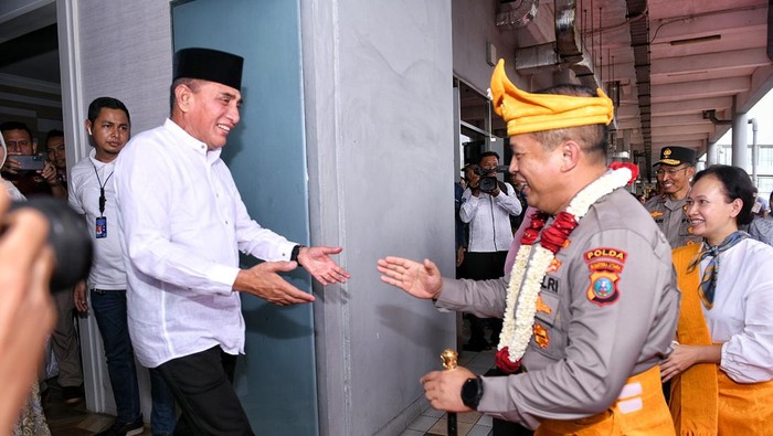 Edy Rahmayadi saat menyambut kedatangan Irjen Agung di Bandara Kualanamu. (Foto: Diskominfo Sumut)