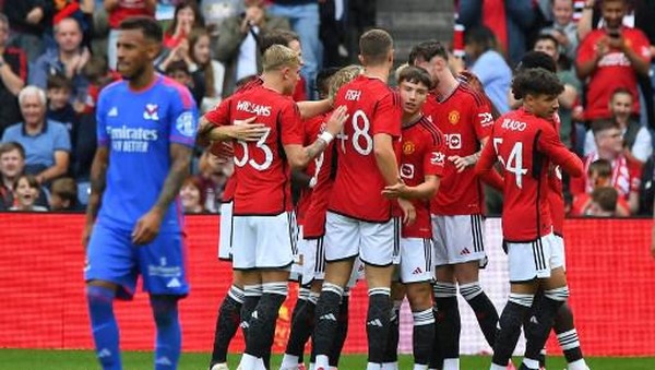 FBL-PR-ENG-FRA-MAN UTD-LYON-FRIENDLY United players celebrate during the pre-season friendly football match between Manchester United and Lyon at Murrayfield, in Edinburgh, on July 19, 2023. (Photo by ANDY BUCHANAN / AFP)