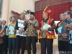 Bagikan 77 Sertifikat Rumah Ibadah, Menteri Hadi: Tak Ada Diskriminasi