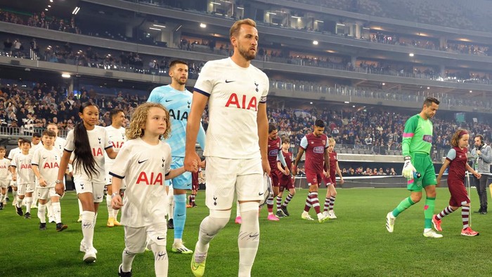 Soccer Football - Pre Season Friendly - West Ham United v Tottenham Hotspur - Optus Stadium, Perth, Australia - July 18, 2023 Tottenham Hotspurs Harry Kane leads his team out before the match Richard Wainwright/AAP Image via REUTERS     ATTENTION EDITORS - THIS IMAGE WAS PROVIDED BY A THIRD PARTY. NO RESALES. NO ARCHIVES. AUSTRALIA OUT. NEW ZEALAND OUT