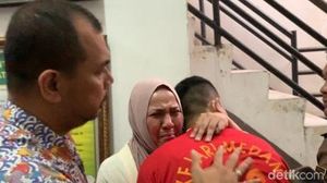Momen Haru Ayah-Ibu Ken Admiral Peluk Anak AKBP Achiruddin