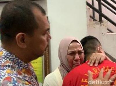 Momen Haru Ayah-Ibu Ken Admiral Peluk Anak AKBP Achiruddin