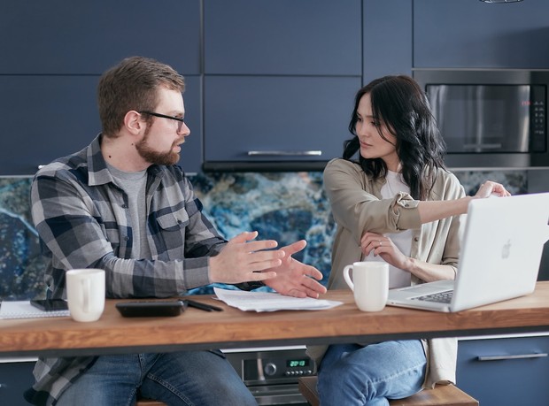 Dia sering kali lupa bahwa pasangannya juga membutuhkan belaian kasih sayang dan ucapan romantis darinya/Foto: pexels.com/mikhail-nilov