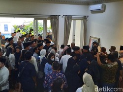 Jenazah Bambang Kristiono Tiba di Rumah Duka, Tangis Keluarga Pecah
