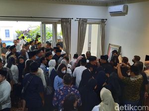 Jenazah Bambang Kristiono Tiba di Rumah Duka, Tangis Keluarga Pecah Jenazah Bambang Kristiono Tiba di Rumah Duka, Tangis Keluarga Pecah