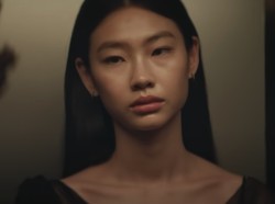 Surprise! Jung Ho Yeon dan Tony Leung Bintangi MV Terbaru NewJeans