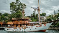 Kapal Pinisi Pertama di Danau Toba