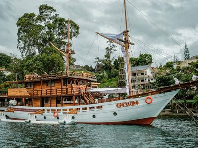 Kapal Pinisi Pertama di Danau Toba