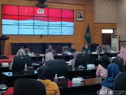 Puluhan Karyawan Pabrik Rokok di Blitar yang Pailit Wadul ke DPRD