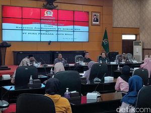 Puluhan Karyawan Pabrik Rokok di Blitar yang Pailit Wadul ke DPRD Puluhan Karyawan Pabrik Rokok di Blitar yang Pailit Wadul ke DPRD