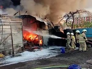 Penampakan Kebakaran Gudang Ban Vulkanisir di Jaktim Penampakan Kebakaran Gudang Ban Vulkanisir di Jaktim