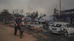 Kebakaran Hutan Yunani Hanguskan Rumah dan Mobil Penduduk