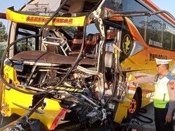 Detik-detik Bus Seruduk Tronton-Mobil di Tol Batang Tewaskan 1 Kernet