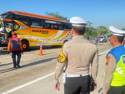 Ini Identitas Korban Kecelakaan Maut Bus Seruduk Tronton-Mobil di Tol Batang