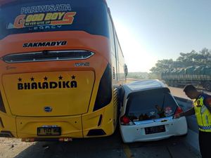 Bus Seruduk Truk Tronton-Mobil di Tol Batang, 1 Tewas