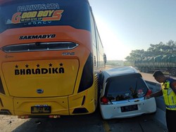 Bus Seruduk Truk Tronton-Mobil di Tol Batang, 1 Tewas