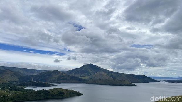 Keindahan Danau Toba dilihat dari Desa Hariarapohan