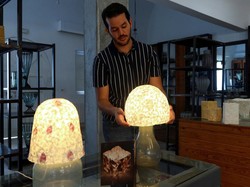 Kepompong Ulat Sutra Diubah Jadi Lampu Hias