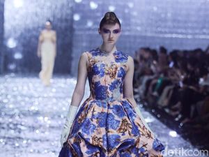 Warna-Warni Kejayaan Mode Paris Era 80-an di Koleksi Terbaru Didi Budiardjo