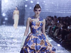 Warna-Warni Kejayaan Mode Paris Era 80-an di Koleksi Terbaru Didi Budiardjo