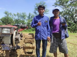 Inovasi Mahasiswa Poltera Garap Sawah Cuma Pakai HP dengan Hand Tractor Inovasi Mahasiswa Poltera Garap Sawah Cuma Pakai HP dengan Hand Tractor