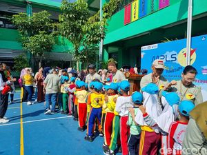 Wali Murid di Surabaya Antusias Tunggu Masa Orientasi Orang Tua Wali Murid di Surabaya Antusias Tunggu Masa Orientasi Orang Tua