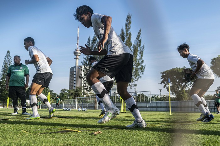 Pesepak bola Timnas U-17 mengikuti sesi latihan di Lapangan ABC, Senayan, Jakarta, Kamis (20/7/2023). Latihan tersebut guna persiapan menghadapi Piala Dunia U-17 yang akan digelar 10 November hingga 2 Desember 2023 di Indonesia. ANTARA FOTO/Aprillio Akbar/nym.