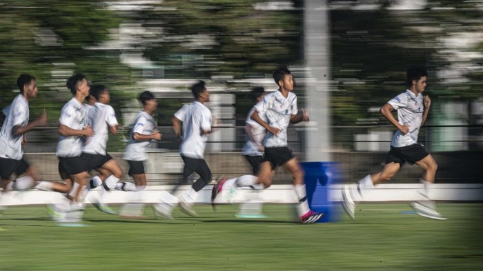 Pesepak bola Timnas U-17 mengikuti sesi latihan di Lapangan ABC, Senayan, Jakarta, Kamis (20/7/2023). Latihan tersebut guna persiapan menghadapi Piala Dunia U-17 yang akan digelar 10 November hingga 2 Desember 2023 di Indonesia. ANTARA FOTO/Aprillio Akbar/nym.