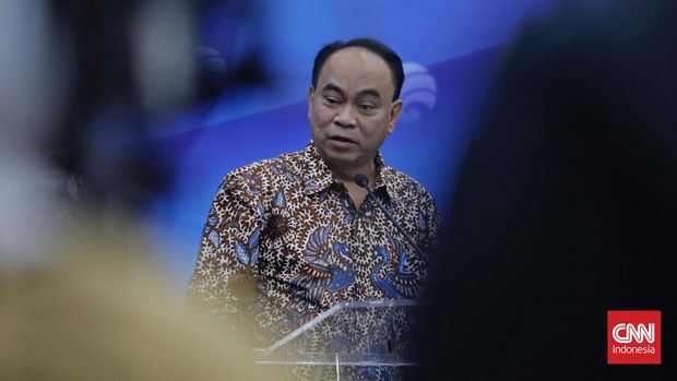 Menkominfo Budi Arie (kedua kiri) bersama Staf Ahli Menteri Kominfo Bidang Komunikasi dan Media Massa Widodo Muktiyo (kiri), Dirjen Aptika Semuel Pangerapan (kedua kanan) dan Dirjen IKP Usman Kansong (kanan) memberikan keterangan terkait Judi Online. Jakarta, Kamis, 20 Juli 2023.