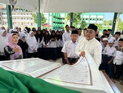 Waket MPR Luncurkan Mushaf Al-Quran Raksasa Tulisan Tangan di Jatim