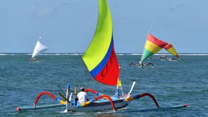 Parade Jukung Hiasi Perairan Sanur Bali
