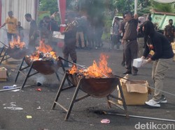 Tujuh Senpi-Ratusan Peluru Dimusnahkan Kejari Bandar Lampung